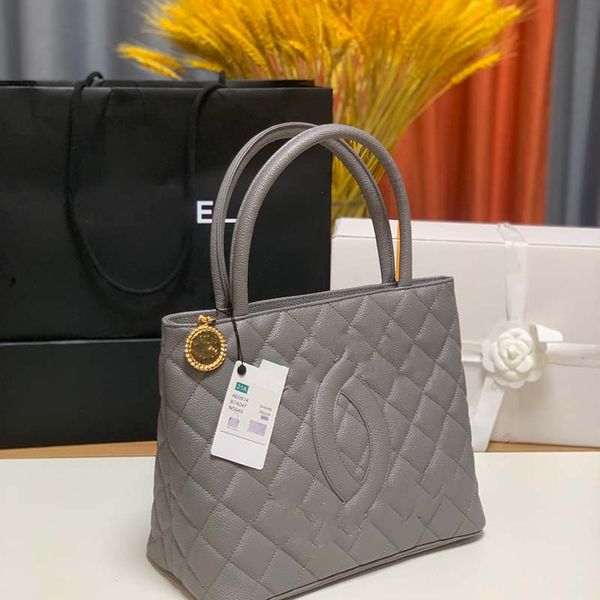 fashion designer woman shoulder bag handbag purse original box genuine leather cross body chain high grade quality small fragrant hilton bag
fashion designer woman shoulder bag handbag purse original box genuine leather cross body chain high grade quality small fragrant hilton bag