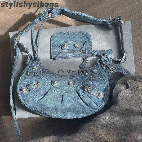 totes woman denim diamond riveted shoulder messenger bag half-moon locomotive bag luxury fashion handbags with mirror and card 010423h
totes woman denim diamond riveted shoulder messenger bag half-moon locomotive bag luxury fashion handbags with mirror and card 010423h