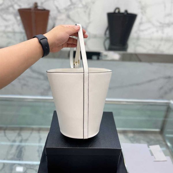 2023 luxury designer shoulder bags leisure smooth genuine leather handbags for women
2023 luxury designer shoulder bags leisure smooth genuine leather handbags for women