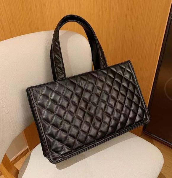 new fashion large capacity handbag classic one shoulder messenger bag for various occasions
new fashion large capacity handbag classic one shoulder messenger bag for various occasions