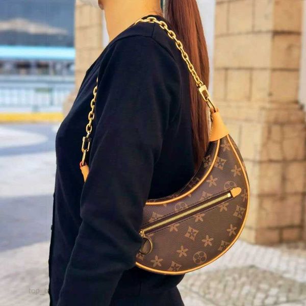 luxury flower pea crescent bag ladies shoulder portable slung chain bag designer cute fashion trends in europe and america top
luxury flower pea crescent bag ladies shoulder portable slung chain bag designer cute fashion trends in europe and america top