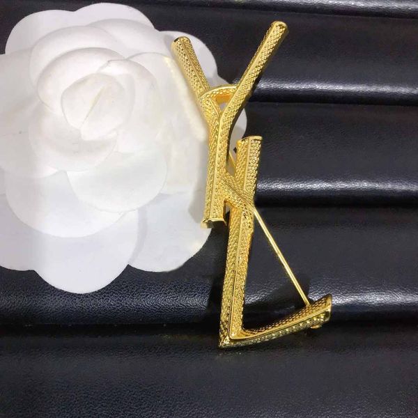 2023 luxury fashion brooches designer for women men simple classic letters gold brooches suit pin wedding party gift high-quality jewelry ac, Gray
2023 luxury fashion brooches designer for women men simple classic letters gold brooches suit pin wedding party gift high-quality jewelry ac, Gray