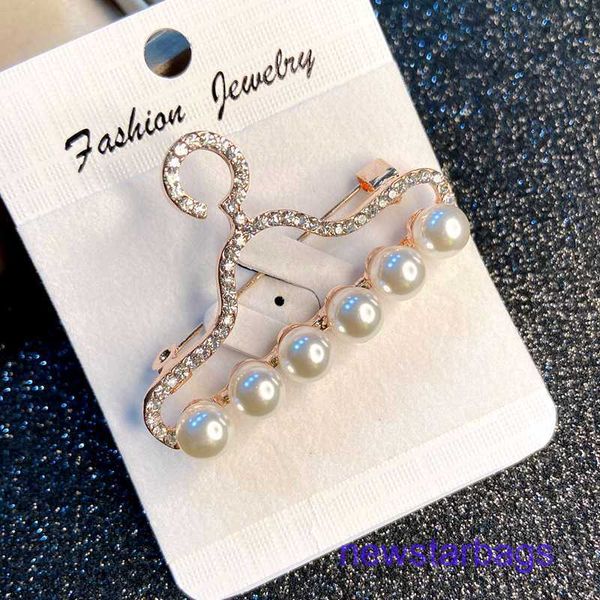 factory outlet wholesale brooches fashion hanger pin electroplated rose gold pearl brooch women's clothing accessories, Gray
factory outlet wholesale brooches fashion hanger pin electroplated rose gold pearl brooch women's clothing accessories, Gray