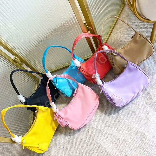 multi-colors classic luxurys handbags tote bag with zipper luxury bags womens bag half moon nylon fashion designer totes casual versatile ha
multi-colors classic luxurys handbags tote bag with zipper luxury bags womens bag half moon nylon fashion designer totes casual versatile ha