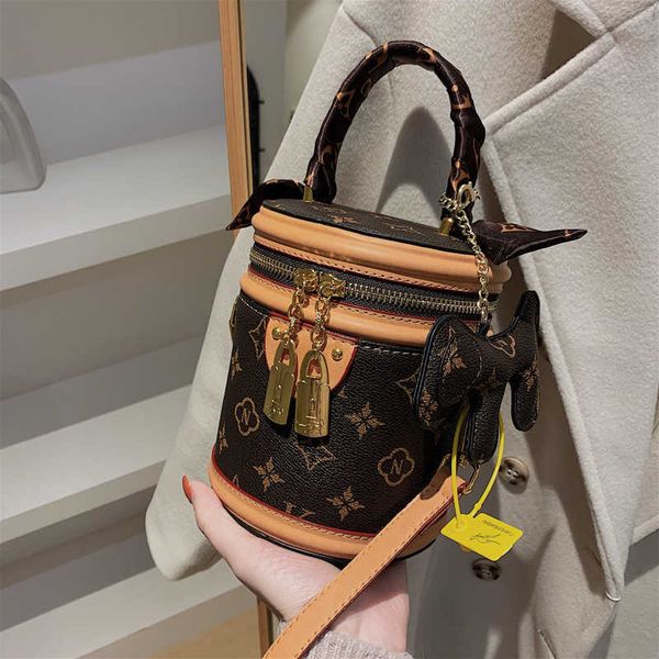 bag women's fashion trend 2023 spring new bucket korean checked handbag old flower large capacity shoulder bag
bag women's fashion trend 2023 spring new bucket korean checked handbag old flower large capacity shoulder bag