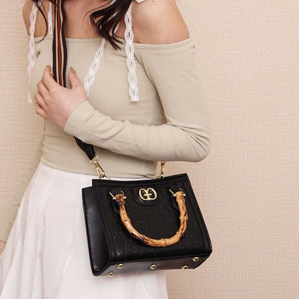 bag women's bag 2023 new fashion portable single shoulder messenger simple letter banquet foreign temperament
bag women's bag 2023 new fashion portable single shoulder messenger simple letter banquet foreign temperament