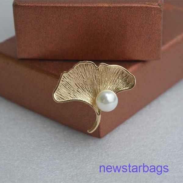 factory outlet wholesale brooches korean new pearl gold and silver shell pin women's suit coat accessories, Gray
factory outlet wholesale brooches korean new pearl gold and silver shell pin women's suit coat accessories, Gray