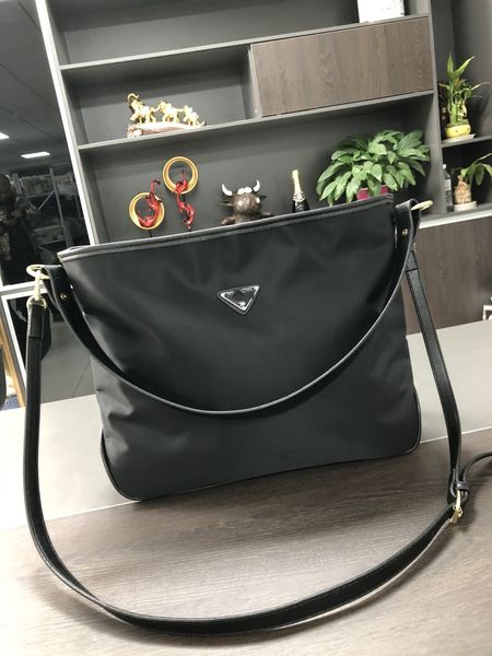 luxuries women shoulder bags crossbody bag handbag classical triangle label keychain wallet banquet shopping wedding leisure
luxuries women shoulder bags crossbody bag handbag classical triangle label keychain wallet banquet shopping wedding leisure