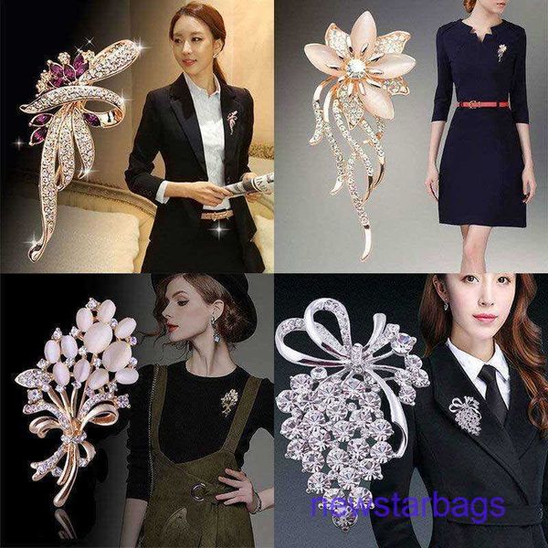 factory outlet wholesale brooches grade diamond lady alloy with pearl flower accessories, Gray
factory outlet wholesale brooches grade diamond lady alloy with pearl flower accessories, Gray
