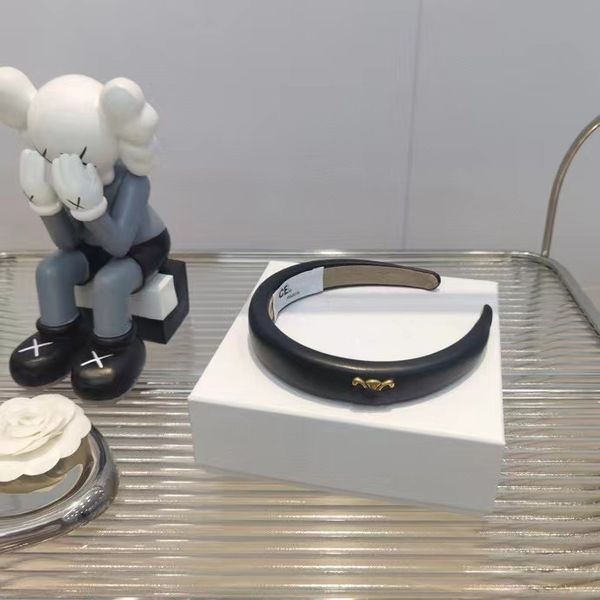 with box 2021 cel-letter luxury headbands leather white black christmas hair hoop sport street women headband hairjewelry, Silver
with box 2021 cel-letter luxury headbands leather white black christmas hair hoop sport street women headband hairjewelry, Silver