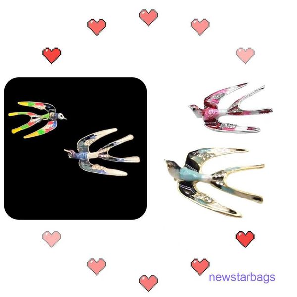 factory outlet wholesale brooches pin fashion versatile brooch high end color oil dripping goose pin, Gray
factory outlet wholesale brooches pin fashion versatile brooch high end color oil dripping goose pin, Gray
