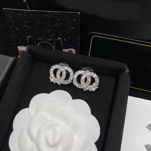 2022 new fashion crystal alphabet stud earring aretes orecchini ladies wedding party gift luxury designer jewelry with box, Golden;silver
2022 new fashion crystal alphabet stud earring aretes orecchini ladies wedding party gift luxury designer jewelry with box, Golden;silver