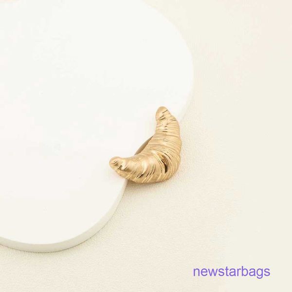 factory outlet wholesale brooches straight hair simple personality golden eulogy badge suit pin cute niche design cowhorn bag brooch, Gray
factory outlet wholesale brooches straight hair simple personality golden eulogy badge suit pin cute niche design cowhorn bag brooch, Gray