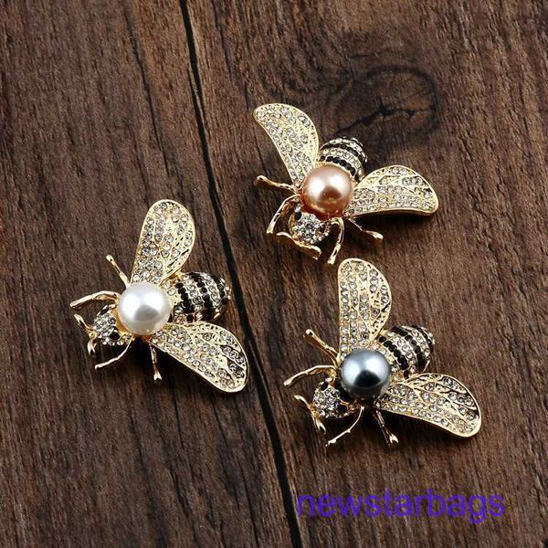 factory outlet wholesale brooches three dimensional small bee bright pearl brooch suit dual purpose exquisite alloy pin, Gray
factory outlet wholesale brooches three dimensional small bee bright pearl brooch suit dual purpose exquisite alloy pin, Gray