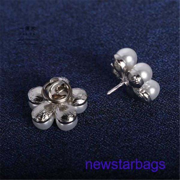 factory outlet wholesale brooches small fragrant pearl daisy collar pin fashion lady small button corsage accessories anti stray, Gray
factory outlet wholesale brooches small fragrant pearl daisy collar pin fashion lady small button corsage accessories anti stray, Gray