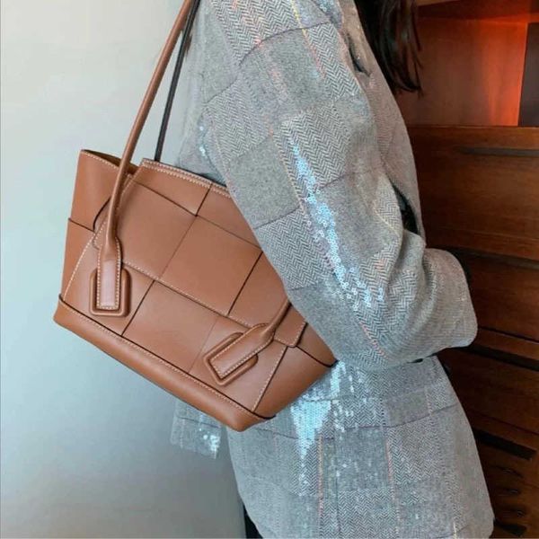 vintage woven crossbow bags women designer cross body handbag shoulde leather luxury designer brand crossbody female vintage tote 230101
vintage woven crossbow bags women designer cross body handbag shoulde leather luxury designer brand crossbody female vintage tote 230101