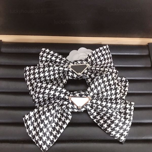 luxury designer hair clips inverted triangle p letter bowknot black and white optional for women yoga fitness leisure hair accessories high-, Golden;silver
luxury designer hair clips inverted triangle p letter bowknot black and white optional for women yoga fitness leisure hair accessories high-, Golden;silver