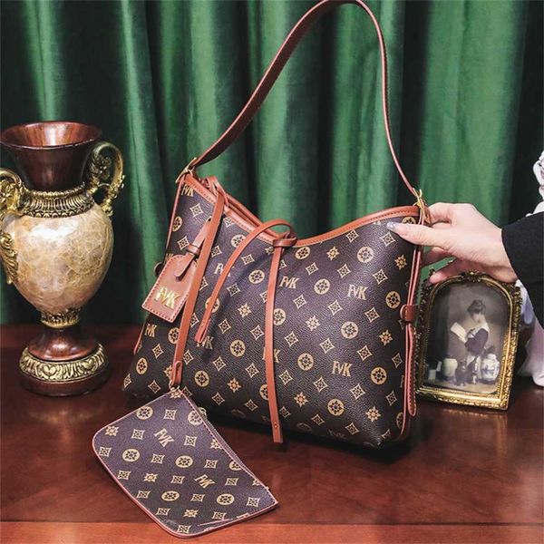 2023 winter new live broadcast luxury fashion old flower one shoulder crossbody large capacity tote women's bag 75% off online sales
2023 winter new live broadcast luxury fashion old flower one shoulder crossbody large capacity tote women's bag 75% off online sales
