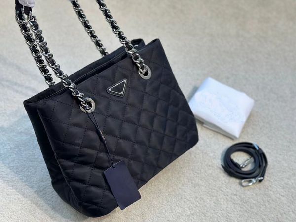 designer designed silver chain for single shoulder bags of diagonal woman hanging bag.
designer designed silver chain for single shoulder bags of diagonal woman hanging bag.