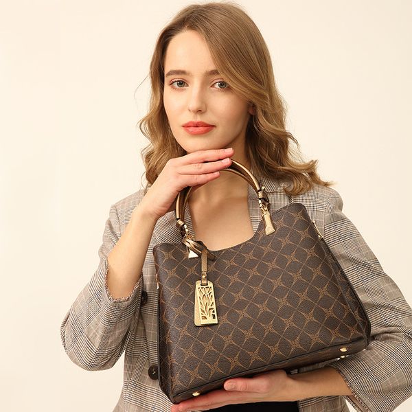 2023 new fashion printing women's one shoulder handheld diagonal women's bag messenger bag #8630
2023 new fashion printing women's one shoulder handheld diagonal women's bag messenger bag #8630