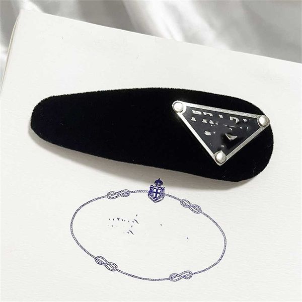 metal triangle hair clip with stamp hairpins women girl triangles letter barrettes 2023 designers fashion hair accessories hairclips for par, Slivery;white
metal triangle hair clip with stamp hairpins women girl triangles letter barrettes 2023 designers fashion hair accessories hairclips for par, Slivery;white