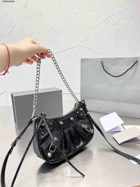 shoulder bags 5a quality women fashion handbags cross body bags designer circle hand design high-grade texture single shoulder messenger bag
shoulder bags 5a quality women fashion handbags cross body bags designer circle hand design high-grade texture single shoulder messenger bag