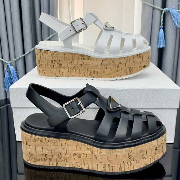 2022 new fashion wholesale designer shoes skateboard sneakers runnings sport outside classic casual men women leather embroidered black whit
2022 new fashion wholesale designer shoes skateboard sneakers runnings sport outside classic casual men women leather embroidered black whit