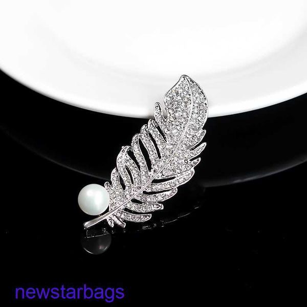 manufacturer gift wholesale full diamond alloy inlaid fashion temperament gold feather pearl brooch clothing accessories leaf neckpin, Gray
manufacturer gift wholesale full diamond alloy inlaid fashion temperament gold feather pearl brooch clothing accessories leaf neckpin, Gray
