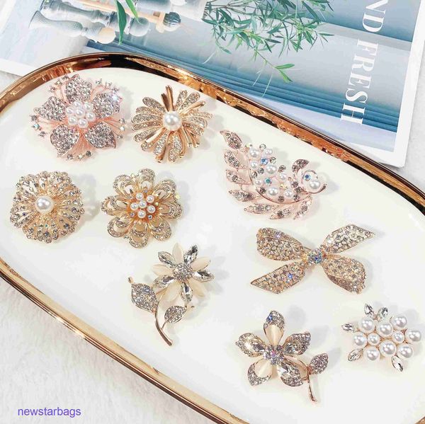manufacturer gift wholesale new crystal diamond pearl flower alloy brooch accessories, Gray
manufacturer gift wholesale new crystal diamond pearl flower alloy brooch accessories, Gray