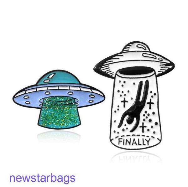 manufacturer gift wholesale creative mysterious alien spaceship oil dropping brooch, Gray
manufacturer gift wholesale creative mysterious alien spaceship oil dropping brooch, Gray