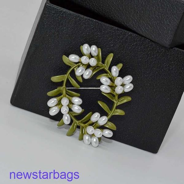 manufacturer gift wholesale qingdao galaxy japan and south korea new accessories wreath half hole pearl green brooch female, Gray
manufacturer gift wholesale qingdao galaxy japan and south korea new accessories wreath half hole pearl green brooch female, Gray