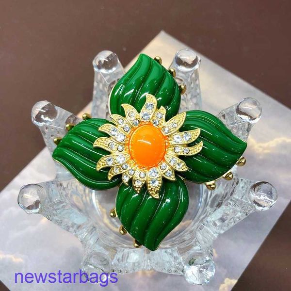 manufacturer gift wholesale medieval vintage brooch heavy industrial gold plated four-leaf flower with diamond green pin, Gray
manufacturer gift wholesale medieval vintage brooch heavy industrial gold plated four-leaf flower with diamond green pin, Gray