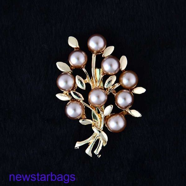 manufacturer gift wholesale jewelry fashion pearl brooch alloy versatile suit accessories pin, Gray
manufacturer gift wholesale jewelry fashion pearl brooch alloy versatile suit accessories pin, Gray