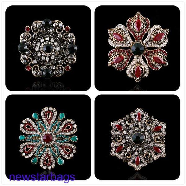 manufacturer gift wholesale fashion palace brooch personalized hollow badge corsage christmas dress accessories, Gray
manufacturer gift wholesale fashion palace brooch personalized hollow badge corsage christmas dress accessories, Gray