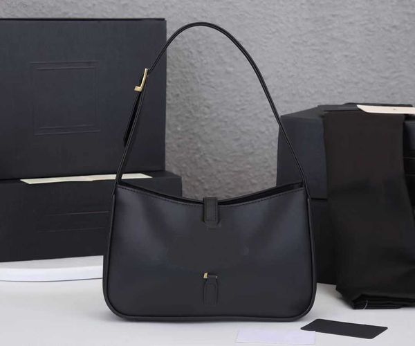 designer bag 2022 5a ladies' underarm bag classic luxury leather handbag single shoulder fashionable versatile crescent bag
designer bag 2022 5a ladies' underarm bag classic luxury leather handbag single shoulder fashionable versatile crescent bag