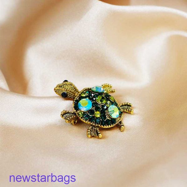 manufacturer gift wholesale series corsage jewelry fashion versatile alloy inlaid diamond cute little turtle brooch, Gray
manufacturer gift wholesale series corsage jewelry fashion versatile alloy inlaid diamond cute little turtle brooch, Gray