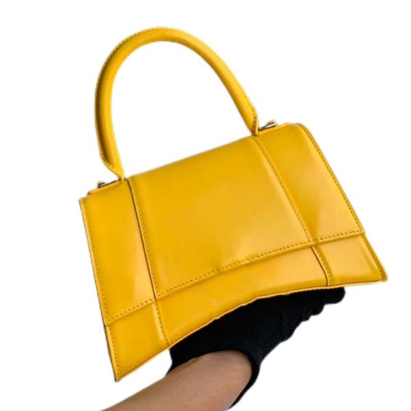 luxurys women chain crossbody bags designers shoulder bags pruse chain half moon shaped hourglass shoulder bags handbag leather womens cross
luxurys women chain crossbody bags designers shoulder bags pruse chain half moon shaped hourglass shoulder bags handbag leather womens cross