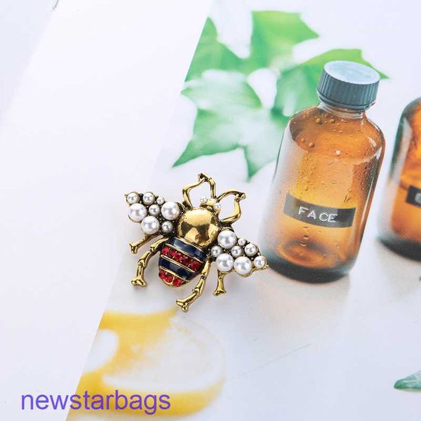 manufacturer gift wholesale bee brooch dripping oil pearl anti light button clothing accessory pin, Gray
manufacturer gift wholesale bee brooch dripping oil pearl anti light button clothing accessory pin, Gray