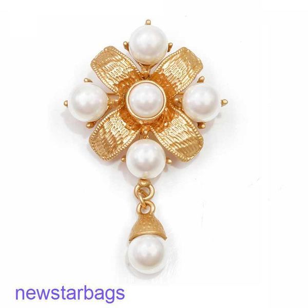 manufacturer gift wholesale pearl cross brooch baroque style winter coat women's clothing accessories corsage, Gray
manufacturer gift wholesale pearl cross brooch baroque style winter coat women's clothing accessories corsage, Gray