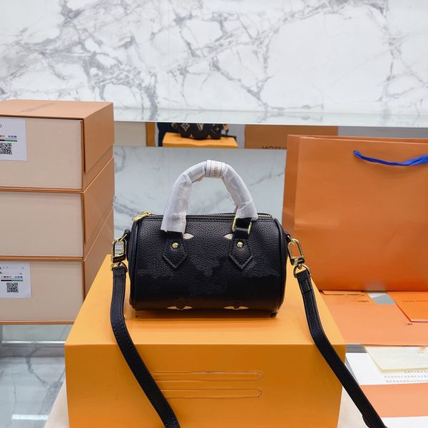 2022 luxury designer women's pillow bag custom brand handbag women's leather messenger bag
2022 luxury designer women's pillow bag custom brand handbag women's leather messenger bag