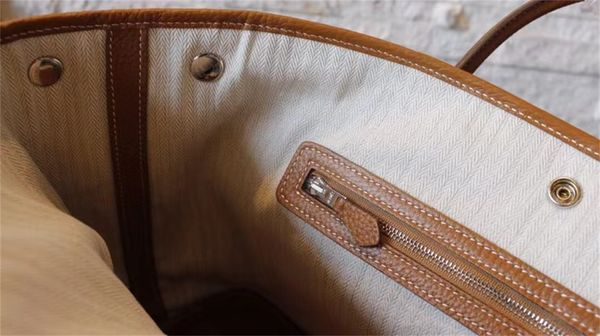 h ermes casual large capacity tote bag fashion handbag brand luxury classic h design simple interior canvas fabric winter 2023 garden party
h ermes casual large capacity tote bag fashion handbag brand luxury classic h design simple interior canvas fabric winter 2023 garden party