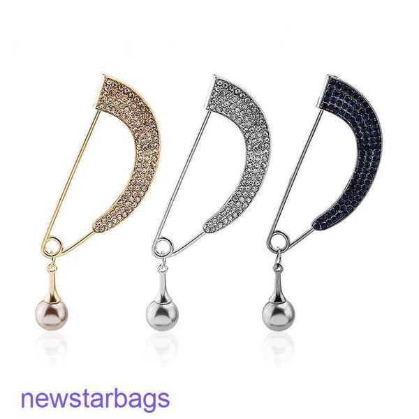 manufacturer gift wholesale personalized diamond inlaid brooch full arc pendant pearl shirt collar pin anti slip chest button, Gray
manufacturer gift wholesale personalized diamond inlaid brooch full arc pendant pearl shirt collar pin anti slip chest button, Gray