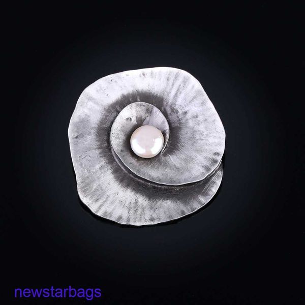 manufacturer gift wholesale high grade alloy brooch shell scarf buckle accessories female, Gray
manufacturer gift wholesale high grade alloy brooch shell scarf buckle accessories female, Gray