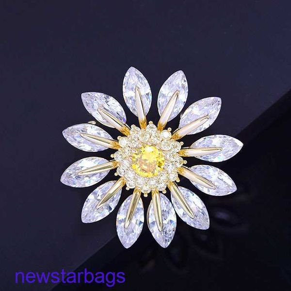 manufacturer gift wholesale women's zircon daisy brooch temperament clothing with atmospheric pin accessories, Gray
manufacturer gift wholesale women's zircon daisy brooch temperament clothing with atmospheric pin accessories, Gray
