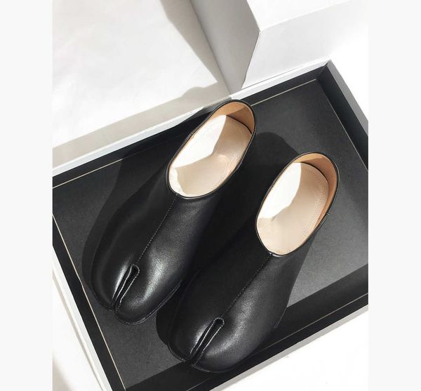dress shoes men's and women's split toe shoes horseshoe shoes deep mouth small leather shoes flat heel, Black
dress shoes men's and women's split toe shoes horseshoe shoes deep mouth small leather shoes flat heel, Black