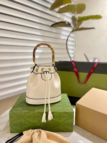shoulder bag designer bag luxurious classic luxury premium bamboo handle bucket bag with drawcord fixed vintage design texture suede fashion
shoulder bag designer bag luxurious classic luxury premium bamboo handle bucket bag with drawcord fixed vintage design texture suede fashion