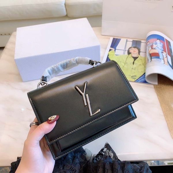 designer women briefcase brown leather shoulder bag imported fabric details are exquisite super smooth soft and comfortable chain shoulder b
designer women briefcase brown leather shoulder bag imported fabric details are exquisite super smooth soft and comfortable chain shoulder b