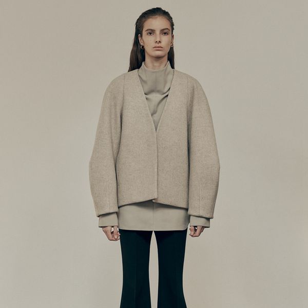 women's jackets autumn and winter loose type v neck unbuttoned wool short tweed jacket temperament collarless outline casual 230111, Black;brown
women's jackets autumn and winter loose type v neck unbuttoned wool short tweed jacket temperament collarless outline casual 230111, Black;brown