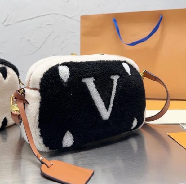 2023 luxury designer shoulder bags womens winter teddy fashion temperament messenger bags lady purse handbags two colors
2023 luxury designer shoulder bags womens winter teddy fashion temperament messenger bags lady purse handbags two colors