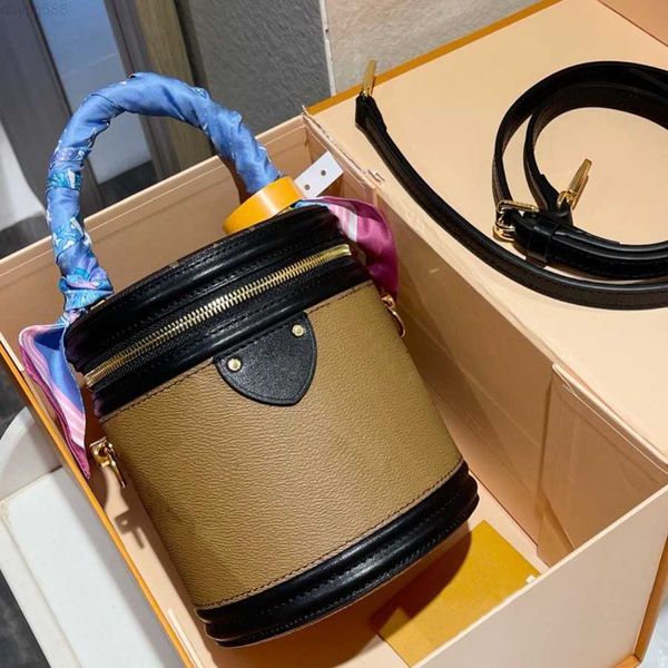 2022 ss mini barrel-shaped lady popular shoulder cross body bags famous luxurys designer plain practical zipper lovely style women fashion, Red;black
2022 ss mini barrel-shaped lady popular shoulder cross body bags famous luxurys designer plain practical zipper lovely style women fashion, Red;black